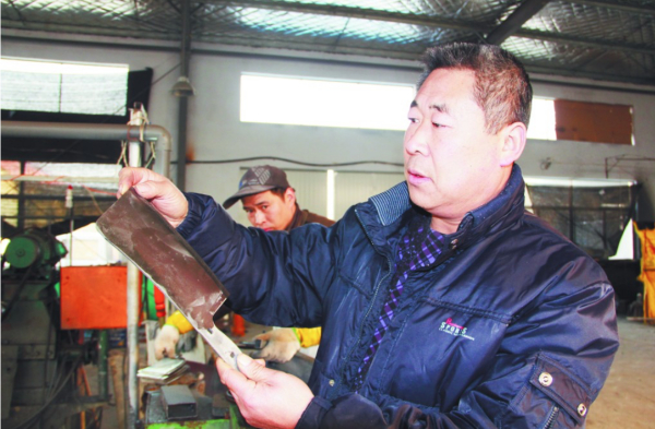 探访高密李进菜刀厂 传统工艺锤出菜刀名气